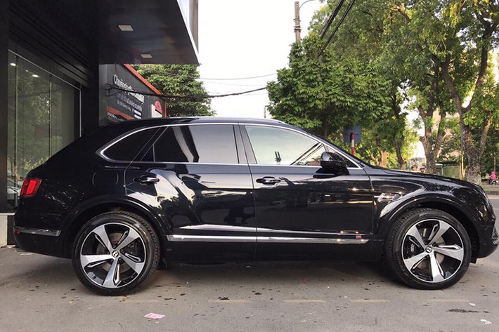 First Edition là phiên bản đặc biệt của Bentayga được Bentley trình làng tháng 11/2015 với số lượng giới hạn chỉ 608 chiếc nhằm tôn vinh sức mạnh 608 PS của khối động cơ được trang bị cho xe. Điểm khác biệt bên ngoài của Bentley Bentayga chính là logo Union Jack (Quốc kì Vương quốc liên hiệp Anh và Bắc Ireland) gắn tại đầu tấm kim loại ốp 2 bên sường. Bộ mâm 5 chấu kích thước lên đến 22 inch.