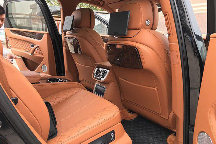 Trái tim" của siêu SUV Bentley Bentayga là khối động cơ W12 6.0l tăng áp kép thế hệ mới, với công suất lên tới 600 mã lực và mô-men xoắn cực đại "khổng lồ" 900 Nm. Động cơ kết hợp với hộp số tự động 8 cấp và hệ thống dẫn động 4 bánh khiến nó thể tăng tốc từ 0-100 km/h chỉ trong 4 giây và đạt tốc độ tối đa 301 km/h.