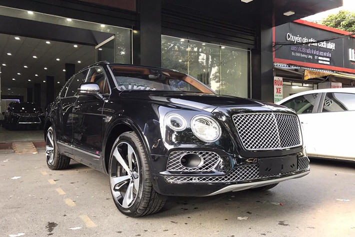 Xe được trang bị chế độ Drive Dynamics tiêu chuẩn của Bentley, với tùy chọn cài đặt Responsive Off-Road, cung cấp tới 8 chế độ lái khác nhau cùng nhiều hỗ trợ điện tử như kiểm soát hành trình thông minh với Stop & Go, hỗ trợ đỗ xe và hỗ trợ giao thông,... Tại thị trường Việt Nam, mẫu xe này có giá lên đến hơn 20 tỷ đồng.