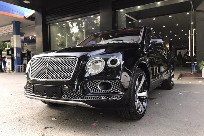 Chiếc siêu xe SUV nhanh nhất và đình đám nhất trên Thế giới đã tiếp tục xuất hiện tại Hà Nội. Chiếc siêu xe Bentley Bentayga này mang ngoại thất màu đen bóng và là phiên bản First Edition sản xuất năm 2016 được một showroom mua bán xe sang nhập khẩu về.
