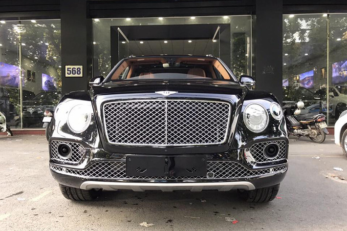 Những hốc hút gió phía trước của xe đều được hãng siêu xe sang Bentley làm kiểu lưới tổ ong với chất liệu chủ đạo là kim loại mạ chrome sáng. Cản trước chắc chắn với 1 tấm kim loại bản lớn chống va chạm. Ở phía sau, Bentley Bentayga nổi bật với cụm đèn hậu lớn được thiết kế kiểu nhiều hình chữ B xếp chồng đi kèm viền kim loại mạ chrome.