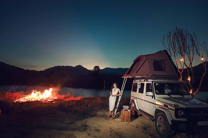 Hoa hậu Tiểu Vy vừa có một bộ ảnh ấn tượng bên chiếc SUV Mercedes-Benz G63 AMG độ khủng, đáng chú ý chiếc G63 AMG này nằm trong bộ sưu tập xe của ông Đặng Lê Nguyên Vũ, Chủ tịch Trung Nguyên.