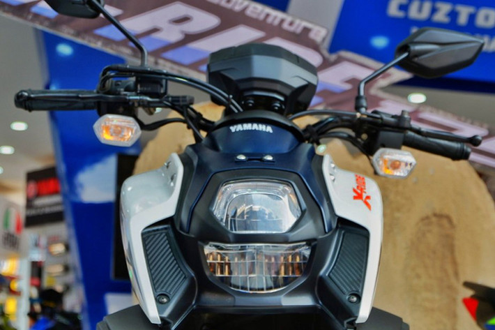 Với thiết kế cá tính, Yamaha X-Ride 125 mới có thân xe với bộ vỏ với nhiều mảng hình khối tách biệt. Chi tiết nổi bật nhất trên chiếc xe là cụm đèn pha trước lồi ra ngoài với thiết kế 2 tầng và sử dụng công nghệ chiếu sáng LED hiện đại. Với phần đầu này, xe ga X-Ride 125 có "bộ mặt" như một robot trong các bộ phim viễn tưởng.