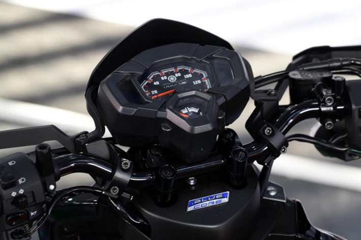 Do có giá rẻ, bảng đồng hồ của X-Ride 125 hoàn toàn chỉ sử dụng các đồng hồ chạy cơ truyền thống nhưng vẫn hiển thị đầy đủ các thông tin vận hành của xe. Chiếc xe cũng không được trang bị hệ thống khóa thông minh hay cổng sạc như một số dòng tay ga mới trên thị trường hiện nay.