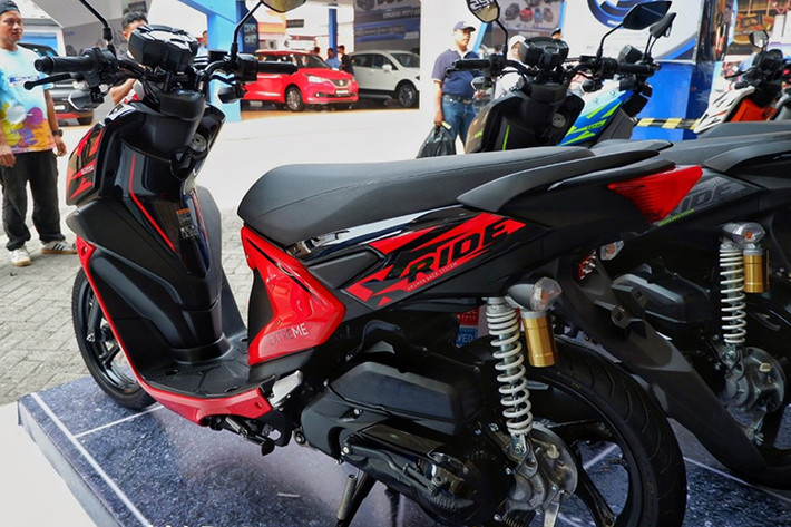 Phần đuôi của X-Ride 125 phiên bản nâng cấp mới được Yamaha thiết kế vuốt nhọn thể thao, với 2 xi-nhan chuyển sang hai bên chắn bùn. Xe được trang bị phanh đĩa phía trước, phanh đùm phía sau, lốp không săm và vành 5 cây cỡ 14 inch giống nhiều mẫu xe tay ga Yamaha giá rẻ khác hiện nay. Giảm xóc lò xo trụ đơn đi kèm bình dầu phụ...