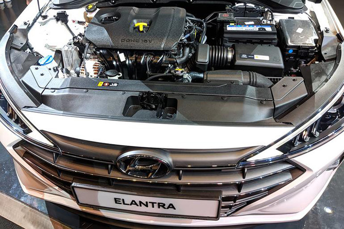 Dưới nắp ca-pô, Hyundai Elantra mới sử dụng loại động cơ 4 xi-lanh, dung tích 2,0 lít hút khí tự nhiên, có công suất 152 PS tại 6.200 vòng/phút và mô-men xoắn cực đại 192 Nm tại 4.000 vòng/phút. Kết hợp với hộp số tự động 6 cấp và hệ truyền động thông qua các bánh trước.