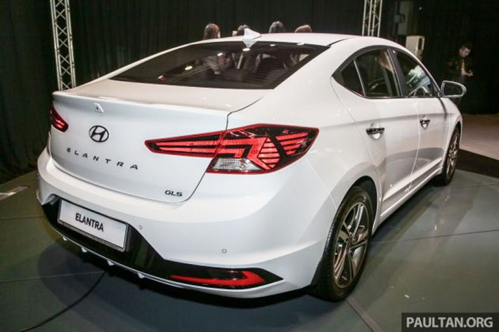 Hyundai Elantra là mẫu sedan hạng C cạnh tranh trực tiếp với đối thủ Kia Cerato tại Việt Nam, xuất hiện tại Malaysia là biến thể 2.0L Executive. Giá xe Hyundai Elantra 2019 tại thị trường Malaysia là 109.888 RM (tương đương khoảng 614 triệu đồng).