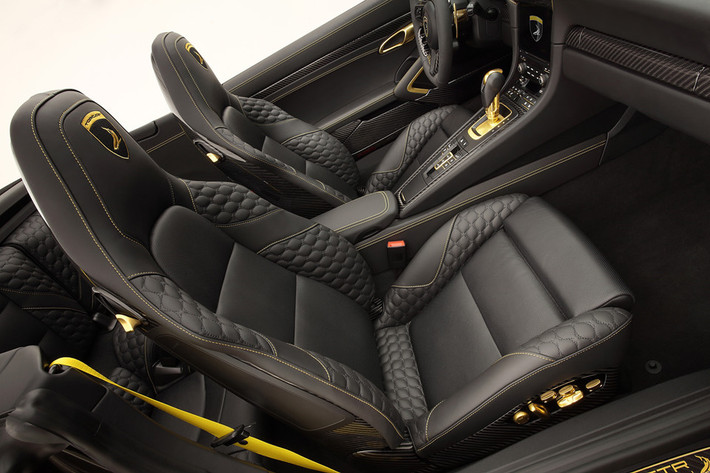Tuy nhiên, điểm đặc biệt nhất của chiếc siêu xe thể thao Porsche độ này là hàng loạt các chi tiết trong nội thất được dát vàng thật - từ cần số, lẫy chuyển số, tay nắm cửa, những nút bấm chỉnh cửa kính điện, khe gió điều hòa tới cả các bàn đạp chân phanh và chân ga.
