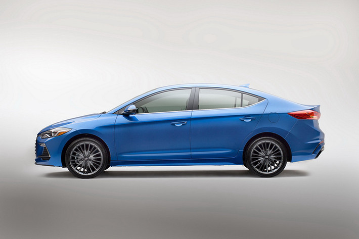 Elantra Sport 2017 dự kiến sẽ cạnh tranh các mẫu xe sắp ra mắt phiên bản mới trong thời gian tới như Honda Civic Si hay Ford Focus ST. Tuy nhiên giá bán hiện tại của phiên bản này tại Mỹ vẫn chưa được công bố.