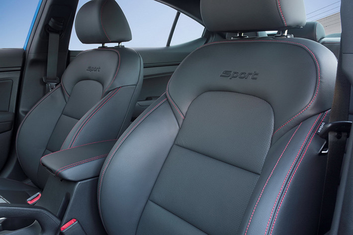 Theo ông Mike Evanoff, Quản lý phân nhánh Hyundai Motor tại Mỹ cho biết: "Phiên bản Hyundai Elantra Sport mới là cam kết của chúng tôi trong việc cung cấp các mẫu xe đa dạng, hấp dẫn và phù hợp với nhu cầu của nhiều đối tượng người sử dụng".