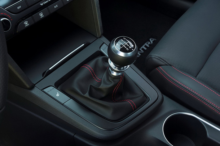 Với động cơ tăng áp dung tích 1.6 lít được trang bị, phiên bản Hyundai Elantra Sport 2017 sở hữu công suất máy lên tới 200 mã lực và mô men xoắn tối đa đạt khoảng 257 Nm.