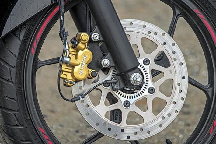 Hệ thống treo trên xe bao gồm cặp phuộc ống lồng 41mm ở trước và giảm xóc lò xo trụ đơn ở phía sau. Vành xe là loại vành hợp kim đúc kích thước 17 inch. Suzuki Gixxer ABS 2018 vẫn được trang bị phanh đĩa ở cả trước và sau, phiên bản cao cấp sẽ có thêm trang bị hệ thống chống bó cứng phanh ABS ở trước.