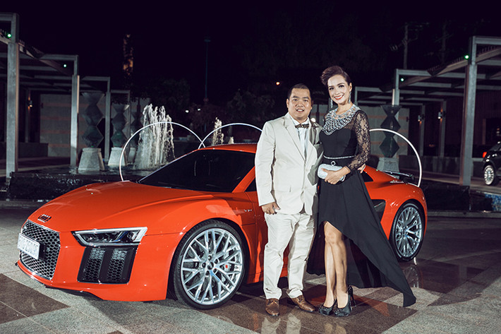 Thay đổi dễ nhận thấy nhất trong nội thất R8 thế hệ mới là màn hình giải trí trung tâm bị loại bỏ. Thay vào đó là một số tổ hợp phím chức năng quan trọng "treo" dưới bảng táp-lô. Bảng đồng hồ chính tùy biến được Audi gọi tên buồng lái ảo (virtual cockpit) tương tự như trên mẫu Audi TT thế hệ mới.