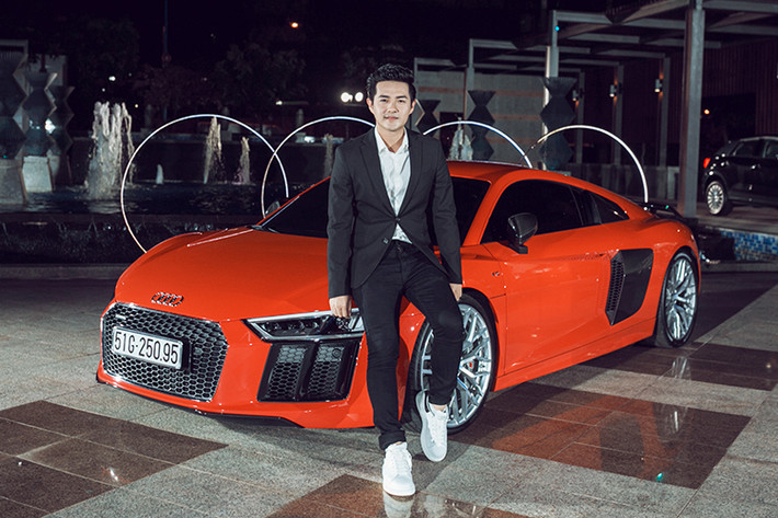 Động cơ với dải vòng tua cao, cấu trúc siêu nhẹ và hệ thống treo cực kỳ năng động với hệ dẫn động bốn bánh toàn thời gian quattro kết hợp với vec-tơ mô-men xoắn linh động – tất cả biến chiếc R8 Coupé trở thành một siêu xe đau phiên bản thương mại thực sự.