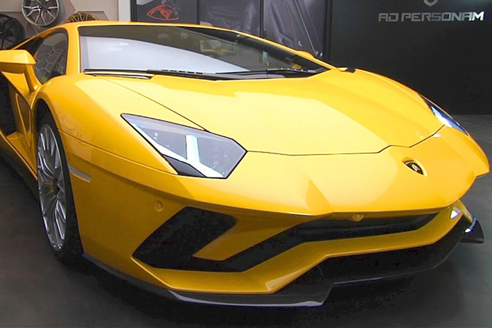 Lamborghini Aventador S LP740-4 2017 đầu tiên cập bến Việt Nam vào cuối tháng 5/2017 tại cảng Hải Phòng. Đến đầu tháng 7 vừa qua, "siêu bò" này mới được cho thông quan và xuất hiện tại đại lý Lamborghini chính hãng Hà Nội để kiểm tra. Đây là chiếc Aventador S LP740-4 2017 đầu tiên và duy nhất tính đến thời điểm này được nhập khẩu chính hãng.