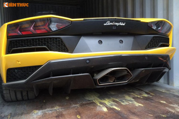 Aventador S LP740-4 thực chất là bản nâng cấp của chiếc Aventador LP700-4 "ăn khách" tại thị trường Việt Nam khi có 10 chiếc được đưa về nước. Trong đó, ngoại hình của xe có thiết kế hầm hố hơn. Trên cản va trước của xe có bộ chia gió "cơ bắp" với nhiệm vụ truyền dẫn luồng không khí để tăng cường khả năng làm mát cho xe...