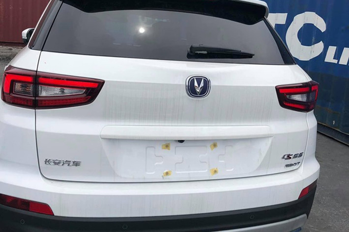 Thiết kế của Changan CS55 có đặc trưng riêng, không trộn lẫn với các dòng xe khác trên Thế Giới, các điểm đáng chú ý như mâm đúc 18 inch, đèn pha LED, đèn hậu LED, kích thước dài x rộng x cao lần lượt là 4.500 x 1.855 x 1.690 mm, chiều dài cơ sở đạt 2.650 mm. Kích thước này có thể nói là to hơn đôi chút so với các đối thủ trực tiếp là Hyundai Kona hay Honda HR-V.