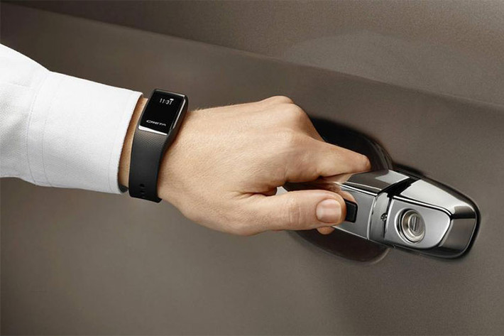 Tuy nhiên, điểm nhấn của Hyundai Creta 1 Million Edition chính là vòng tay Hyundai Smart Band. Vòng đeo tay này được tích hợp hệ thống mở cửa không cần chìa khóa. Khi đi tập thể thao và không tiện mang theo chìa khóa, người lái Hyundai Creta 1 Million Edition có thể đeo vòng Smart Band để mở cửa.