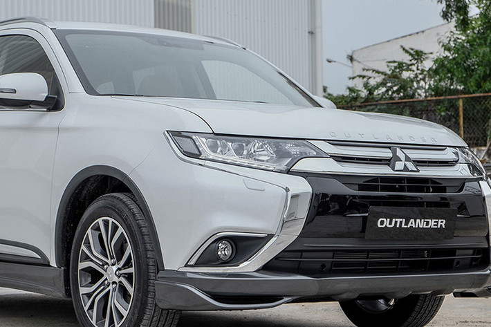 Xe vẫn mang ngôn ngữ thiết kế Dynamic Shield của hãng xe ôtô Mitsubishi. Phần đầu xe toát lên vẻ khỏe khoắn nhưng không kém phần sang trọng với lưới tản nhiệt hình thang rộng, viền mạ crôm bản lớn kéo từ đèn pha và đèn chạy ban ngàu dạng led tới đèn sương mù.