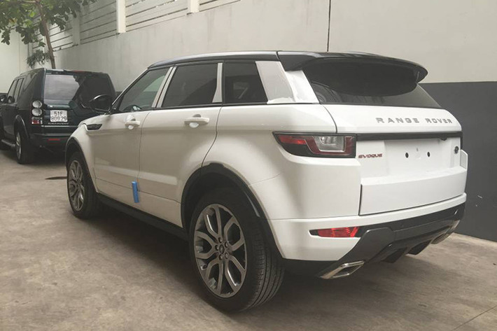 Range Rover Evoque HSE có thể tăng tốc từ 0-100 km/h trong 7,3 giây và đạt vận tốc tối đa 217 km/h. Lượng xăng tiêu thụ trung bình của mẫu SUV hạng sang này là 9,2 lít/100 km trong đô thị, 6,2 lít/100 km ngoài đô thị và 7,3 lít/100 km hỗn hợp.