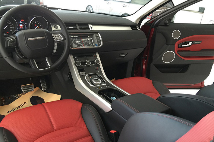 Bên trong Range Rover Evoque HSE có những trang bị nổi bật như ghế trước bọc da Oxford có lỗ thông hơi, khâu chỉ đôi, chỉnh điện 12 hướng, nhớ vị trí hay hệ thống thông tin giải trí InControl Touch Pro với màn hình cảm ứng 10 inch, cho phép chạm, phóng to và xoay hình.