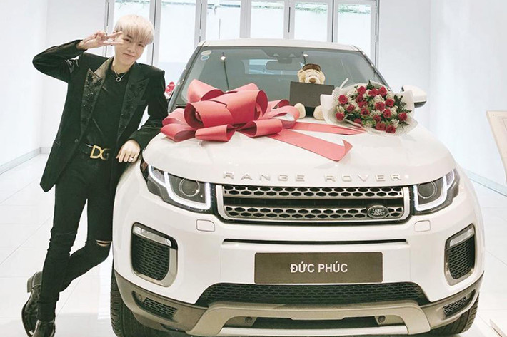 Mới đây, trên mạng xã hội - nam ca sỹ Đức Phúc đã bất ngờ chia sẻ hình ảnh chiếc xế hộp mới tậu của mình. Theo đó, chiếc xe mới của anh chàng ca sỹ trẻ Hà thành này là SUV hạng sang Range Rover Evoque mới và được sơn màu trắng trẻ trung, sang trọng.
