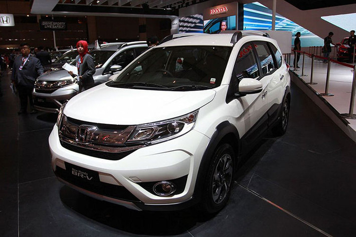 Honda BR-V vẫn thường được người hâm mộ gọi với biệt danh "tiểu CR-V" bởi BR-V sở hữu ngoại hình mang đậm hơi hướng thiết kế từ "đàn anh" Honda CR-V. Phần đầu xe, Honda BR-V mang dáng dấp cứng cáp với nhiều chi tiết mạ chrome sáng bóng và bộ cản dưới hình thang nối liền.