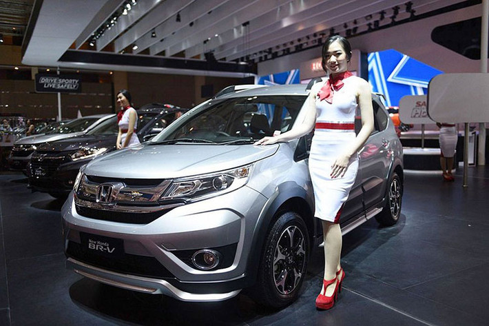 MPV Honda BR-V mới lai Crossover không còn lạ lẫm đối với người tiêu dùng. Tuy nhiên, việc Honda mang BR-V tới trưng bày tại triển lãm Bangkok International Motor Show 2019 đang diễn ra ở Thái Lan đã "hé lộ" rằng mẫu xe này cũng sắp được mang về Việt Nam để làm đối trọng trực tiếp với 2 cái tên sừng sỏ Mitsubishi Xpander và Toyota Rush.