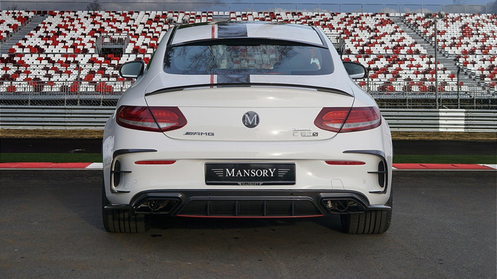 Phong cách thiết kế này tiếp tục được tìm thấy ở phía sau, nơi Mansory bổ sung trên chiếc xe sang Mercedes-AMG C63 hàng loạt phụ kiện mới như cánh lướt gió thể thao, ốp bộ khuếch tán dạng 3 nhánh cùng cặp ống xả và cản sau hầm hố hơn.