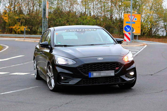 Mẫu xe Ford Focus ST 2019 đã bị bắt gặp chạy quanh trường đua Nurburgring - Đức, nhiều khả năng đây sẽ là phiên bản chính thức trước khi mẫu xe hatchback thể thao này được mở bán. Thiết kế của Focus mới với trang bị ST làm cho vẻ ngoài thêm sắt nét và đẹp mắt, các hình ảnh nội thất cho thấy xe sử dụng cụm ghế bọc da thể thao Recaro...