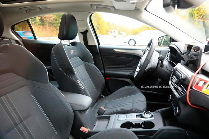 Phần mui xe được vuốt xuống khá thấp khiến ngoại hình nhìn từ phía sau tới của Focus ST phiên bản 2019 vuông vức và thể thao hơn, cánh gió sau cũng có kích thước to bản và dài hơn. Nội thất xe khá ấn tượng với bộ ghế da Alcantara tông màu đen của Recaro có thêm các đường chỉ trắng và logo ST đỏ may nổi. Thiết kế này khá quen thuộc trên mẫu Fiesta ST.