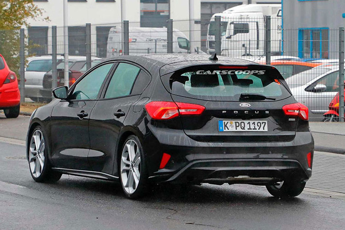 Hai ốp lườn thân xe dập nổi đường gân khá sâu đem lại dáng vóc thể thao hơn cho chiếc hatchback. Mâm xe nhiều khả năng làm từ hợp kim có kích thước 18-19 inch, kẹp phanh khá to nhưng có vẻ chỉ có 2 piston heo trượt. Phía sau xe là cụm đèn hậu mới, khả năng sẻ dùng bóng LED trừ đèn báo rẽ, cánh khuếch tán gió sau trùm lên cụm ống xả kép.