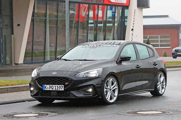 Sau khi được bán ra thị trường, mẫu xe này sẽ là đối thủ trực tiếp của Mazda 3 hatchback, Toyota Corolla hatchback, Volkswagen Goft GTI... Từ khi ra đời, Focus đã trải qua 4 thế hệ, phiên bản tiêu chuẩn của Focus 2019 sẽ có giá từ 524 triệu đồng.