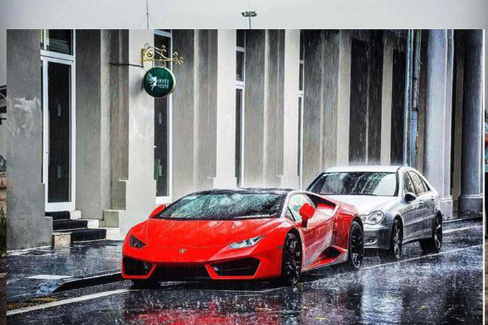 Siêu xe Lamborghini Huracan LP580-2 màu đỏ phân phối chính hãng có giá 16,5 tỷ đồng khi mới về thị trường Việt Nam cũng từng qua tay Bảo Hưng.