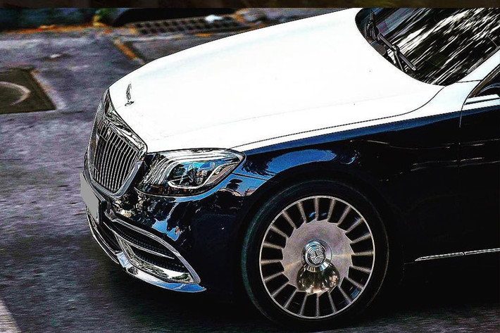 Vào cuối năm ngoái, Bảo Hưng gây chú ý khi thường xuyên xuất hiện với chiếc Mercedes-Maybach S560 trị giá hơn 11 tỷ đồng. Chiếc xe siêu sang này khoác áo màu trắng muốt và nửa còn lại màu xanh dương nổi bật.