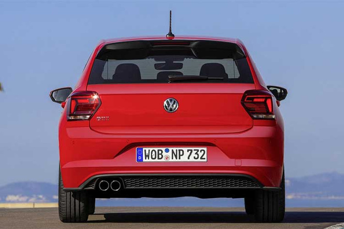 Dòng chữ GTI cũng đã xuất hiện bên cạnh Volkswagen 2018 để phân biệt chiếc xe với phiên bản thường. Thay vì ống xả kép đối cứng hai bên, phiên bản này được trang bị ống xả kép nằm lệch về bên tay phải. Kết thúc những thay đổi ngoại thất của xe là bộ mâm 17 inch Parker.