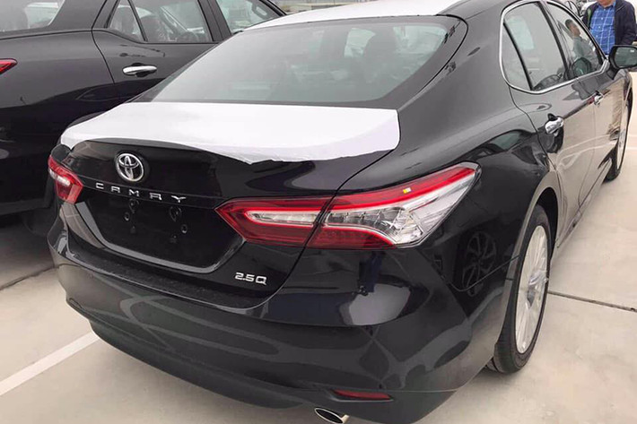 Theo tư vấn từ phía bán hàng cho biết những chiếc Camry này là hàng mẫu chứ không phải xe nhập về để bán trong thời gian tới. Có 2 phiên bản, gồm 2.0G và 2.5Q. Giá Toyota Camry 2019 tham khảo cao nhất tại các đại lý chính hãng cua Toyota có thể lên tới 1,6 tỷ đồng.