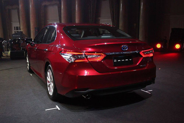 Về động cơ, phiên bản Toyota Camry 2.0G mới xuất hiện tại Việt Nam nhiều khả năng sử dụng động cơ cũ, là máy 2 lít, công suất 165 mã lực và mô-men xoắn 199 Nm. Bản 2.5G có thể có động cơ 2,5 lít mạnh hơn, công suất 209 mã lực và mô-men xoắn 250 Nm. Hộp số tự động 8 cấp dùng chung.