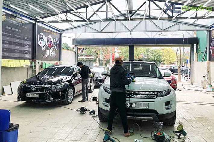 Việc bóc đề-can khó, hư hại bề mặt sơn cũng liên quan một phần tới chất liệu làm đề-can. Một chuyên gia trong ngành in ấn cho biết chất liệu keo, giấy in kém cũng sẽ khiến keo bị sót lại khi bóc. Đặc biệt không nên dán đề-can in màu (trừ loại chuyên dụng đắt tiền) quá một năm, dễ dẫn đến vị trí dán bay màu chỉ còn lớp trắng nhờ và cũng khó bóc.