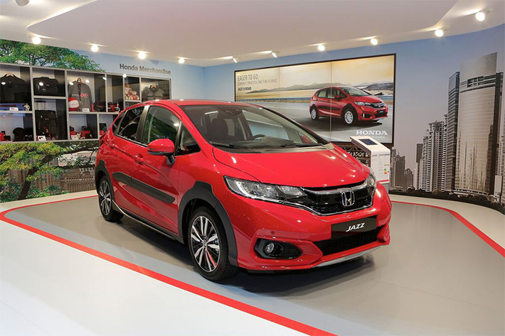 Tại thị trường Việt Nam, thương hiệu ôtô Honda vừa giới thiệu ra 3 phiên bản khác nhau của Jazz. Xe được nhập khẩu từ Thái Lan với giá bán khởi điểm là 539 triệu đồng. Honda Jazz mới được đánh giá sẽ là đối thủ của các mẫu xe như; Toyota Yaris, Ford Fiesta đang bán trên thị trường.