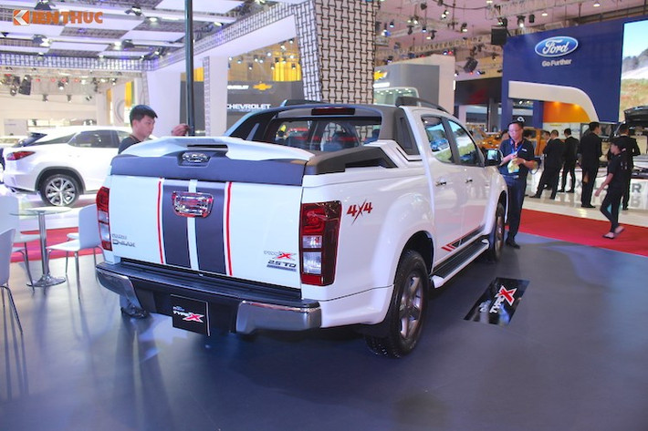 Một nhân viên đại lý Isuzu Thăng Long cũng cho biết, chương trình ưu đãi kể trên áp dụng cho xe sản xuất 2016 (riêng bản số sàn 4x2 là xe sản xuất 2016, phiên bản 2017). Theo đó, nhân viên này báo giá Isuzu D-Max 4x4 có giá 510 triệu đồng và Isuzu D-Max 4x2 có giá 490 triệu đồng.