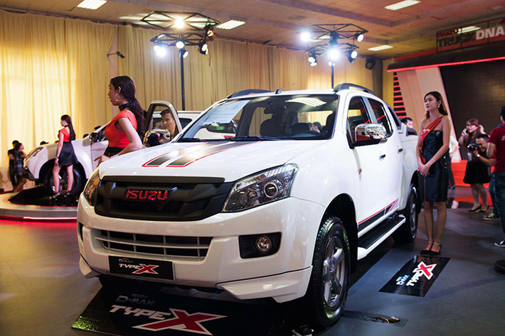 Theo khảo sát hiện các đại lý Isuzu tại Hà Nội đang thực hiện chương trình ưu đãi khủng đối với dòng xe bán tải Isuzu D-Max tới gần 200 triệu đồng. Tuy nhiên, chương trình ưu đãi này chỉ áp dụng cho phiên bản số sàn 4x2 và 4x4, được sản xuất năm 2016. Bên cạnh đó, mức ưu đãi các đại lý đưa ra cũng không giống nhau.