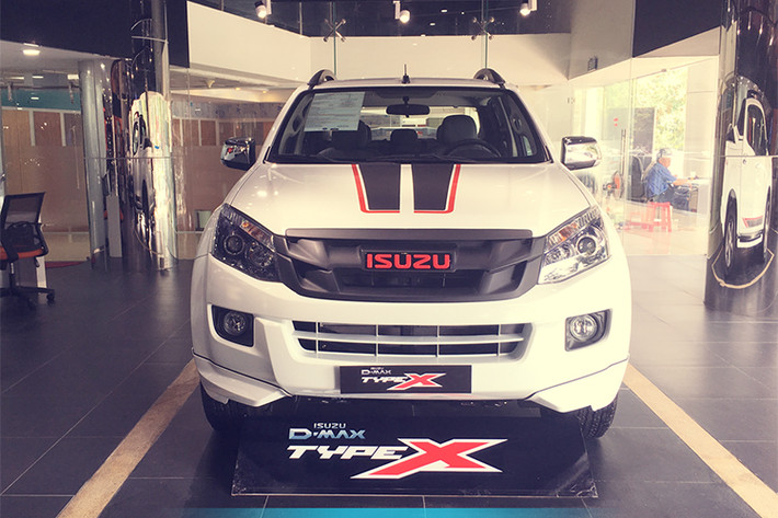Trao đổi với PV, một nhân kinh doanh xe Isuzu cho biết, Isuzu D-Max 4x4, sản xuất năm 2016 có giá bán 710 triệu đồng sẽ được ưu đãi 210 triệu đồng, giúp giá xe chỉ còn 500 triệu đồng. Tương tự, Isuzu D-Max 4x2 sản xuất 2016, Model 2017 có giá 660 triệu đồng được ưu đãi 175 triệu đồng, giúp giá xe chỉ còn 485 triệu đồng.