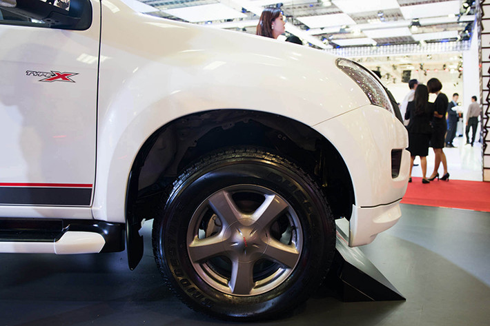 D-Max được hãng xe ôtô Isuzu trang bị hệ thống gài cầu hiện đại, hệ thống treo trước độc lập với bộ giảm xóc thủy lực. Các hệ thống an toàn bao gồm hệ thống trợ lực phanh BA, ABS, EBD, túi khí đôi trước. Khung xe thiết kế bằng thép chịu lực cao cùng cabin được thiết kế đặc biệt vững chắc.