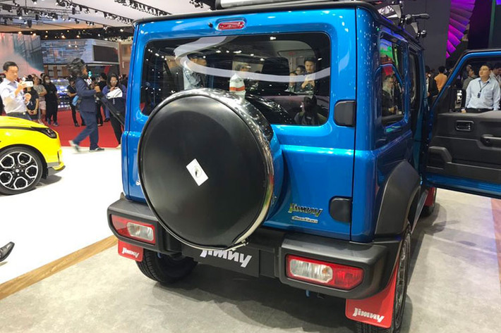 Các kích thước cơ bản của mẫu xe Suzuki Jimny 2019 bao gồm chiều dài 3.480 mm hoặc 3.645 mm bao gồm cả lốp dự phòng, chiều rộng 1.645 mm, chiều cao 1.720 mm, chiều dài cơ sở 2.250 mm và chiều cao gầm 220 mm. Trọng lượng của xe dao động từ 1.080 - 1.110 kg.