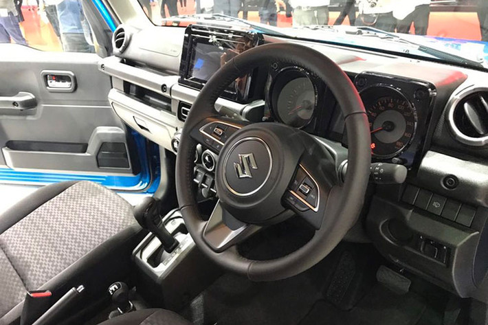 Bên trong Suzuki Jimny 2019, khách hàng sẽ tìm thấy những trang bị như vô lăng 3 chấu bọc da, chỉnh điện 2 hướng, tích hợp phím chức năng, cửa sổ chỉnh điện bên ghế lái, khóa điều khiển từ xa, hệ thống điều hòa tự động với lọc không khí, màn hình đa thông tin trong bảng đồng hồ, tay nắm cửa mạ crôm, ghế bọc nỉ màu đen, ghế lái chỉnh tay 6 hướng...