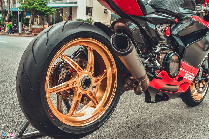 Bộ mâm màu vàng bắt mắt, được cắt CNC nguyên khối từ nhôm của hãng OZ Racing danh tiếng. Đi kèm với đó là gắp đơn giống với "đàn anh" Ducati 1199 Panigale. Nguyên bộ có trị giá gần 100 triệu đồng.
