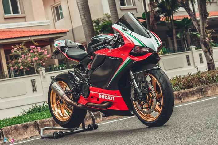 Ducati 899 Panigale là sportbike sản xuất từ 2013-2015, ra đời để thay thế cho mẫu 848 nhưng đã bị khai tử để nhường sân cho 959 Panigale. Không phải hàng hiếm trong làng môtô phân khối lớn, một biker tại Sài Gòn đã chi gần 300 triệu đồng để độ lại chiếc xe của mình theo phong cách riêng.