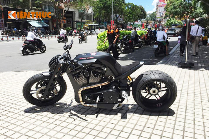 Điểm gây ấn tượng mạnh ở D1 Super Sport là kiểu dáng hầm hố, gầm thấp cùng các chi tiết được thiết kế thuộc loại có 1-0-2