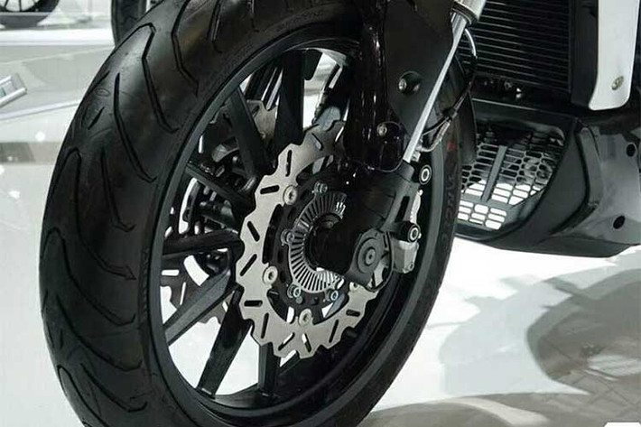 Chiếc xe được trang bị cặp mâm 12 nan với đường kính 17 inch. Bánh trước của 402S sử dụng lốp 120/70/17, trong khi hệ thống phanh trước có dạng đĩa kép với cặp heo phanh 4 piston. Hệ thống phanh sau gồm đĩa đơn 240mm kết hợp với heo 2 piston đối xứng. 402S sở hữu lốp sau bản lớn 160/60/17.